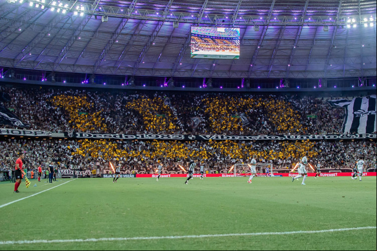 Torcida do Ceará faz mosaico pelo aniversário de 110 anos do clube no jogo Ceará x Coritiba, no Castelão, pela Série B 2024