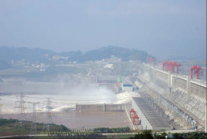 Além disso, a usina conta com 32 turbinas Kaplan de 700 MW cada, capazes de gerar eletricidade suficiente para abastecer cerca de 400 milhões de residências.