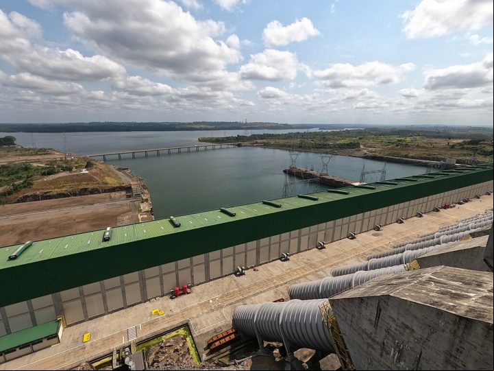A construção da usina, que começou em 2011 e foi concluída em 2016, causou polêmica na época. Vastas áreas de floresta amazônica foram inundadas e populações locais precisaram ser deslocadas.