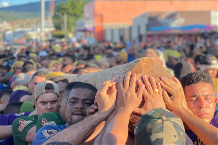 CORTEJO com o Pau da Bandeira percorreu as ruas de Barbalha