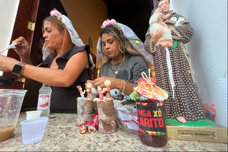 Devotos fazem simpatias durante festividade para conseguir um relacionamento Devotos fazem simpatias durante festividade para conseguir um relacionamento