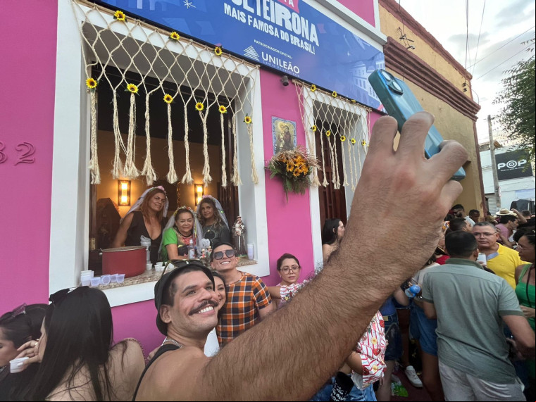 Multidão se aglomera na frente da casa de Socorro Luna, conhecida como a solteirona mais famosa do Brasil Multidão se aglomera na frente da casa de Socorro Luna, conhecida como a solteirona mais famosa do Brasil