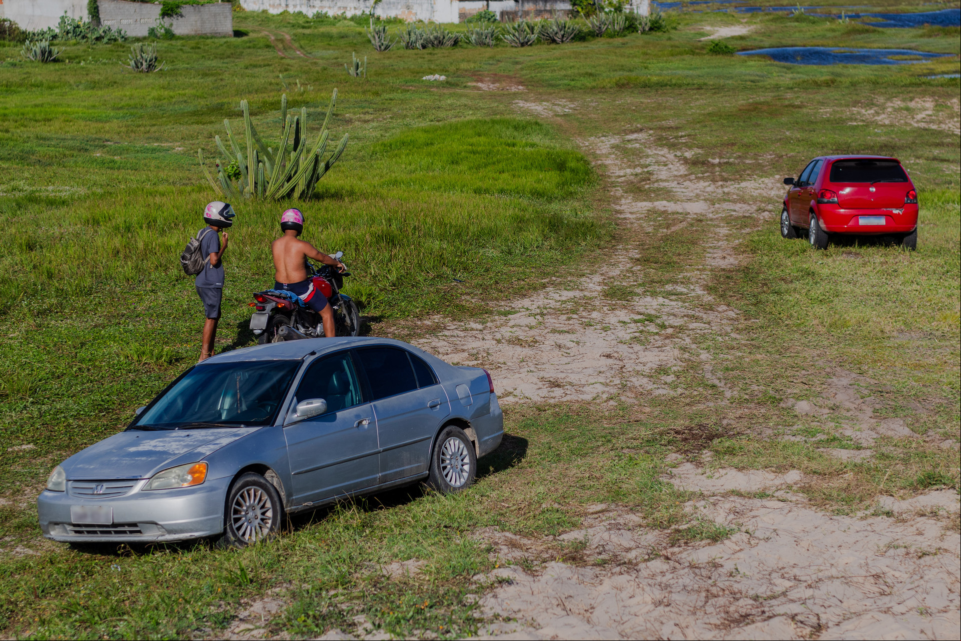 Carros e motos no Parque Natural Municipal das Dunas de Sabiaguaba, infringindo as leis ambientais. Nesse domingo, houve uma tentativa de fiscalização da localidade