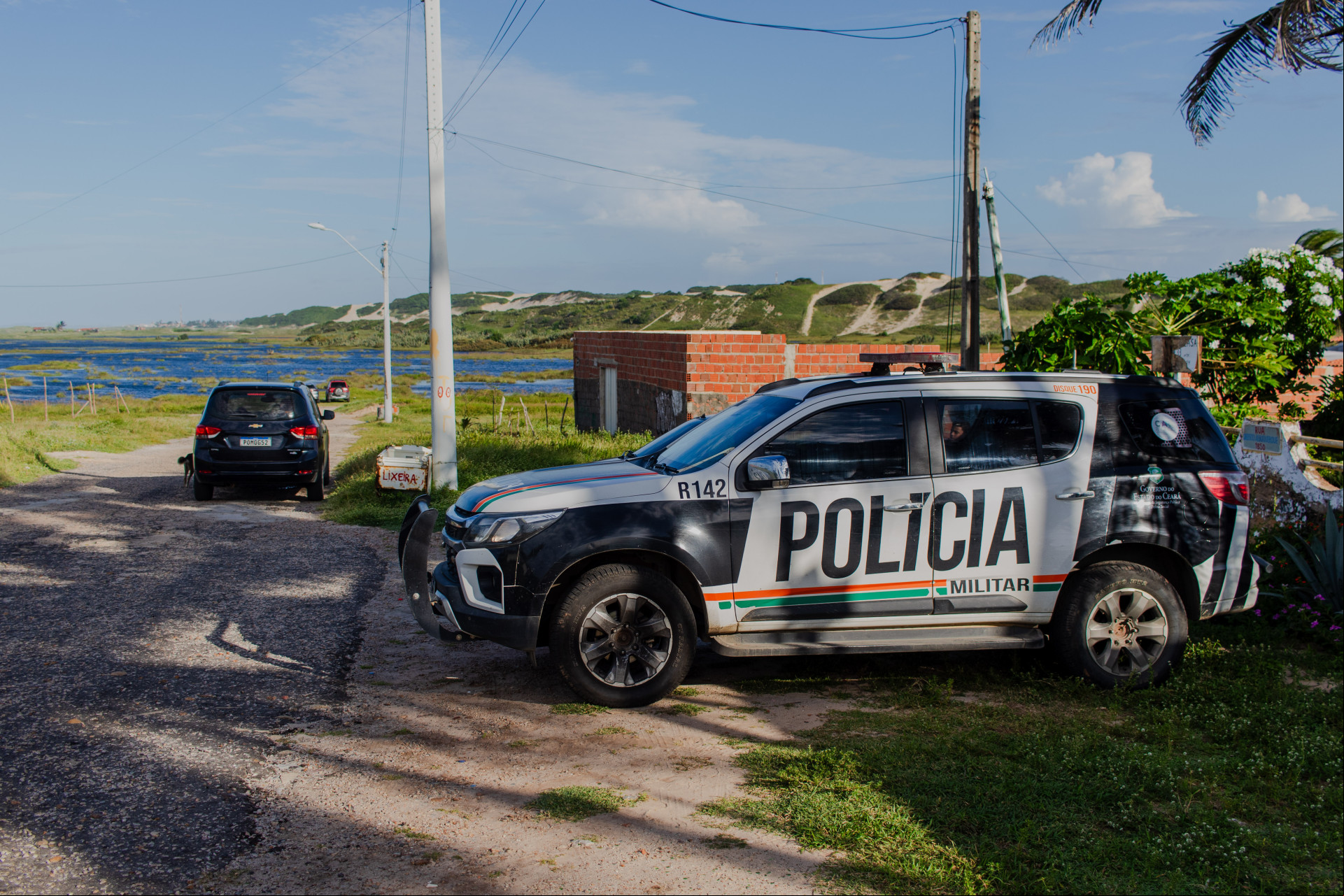 Presença de carros e motos no Parque Natural Municipal das Dunas de Sabiaguaba, infringindo as leis ambientais. Nesse domingo, houve uma tentativa de fiscalização da localidade
