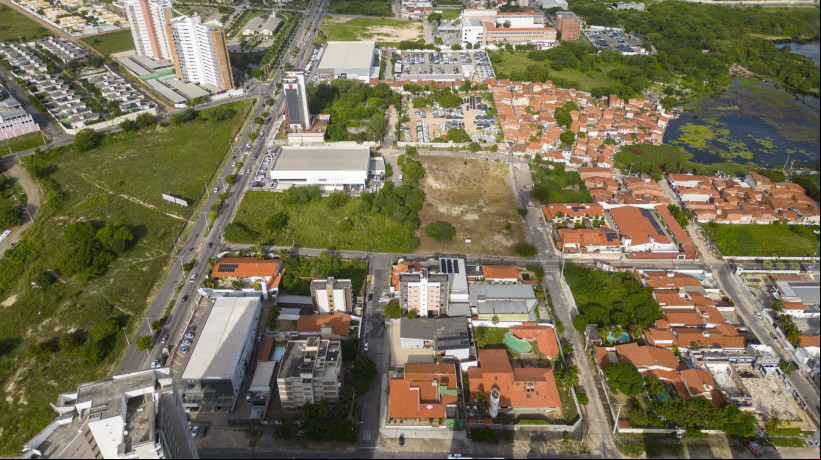 ÁREA fica no bairro Manuel Dias Branco, próximo à avenida Santos Dumont. O terreno abrange o equivalente a dez quarteirões, sendo que cerca de metade dos 11,4 hectares contém vegetação