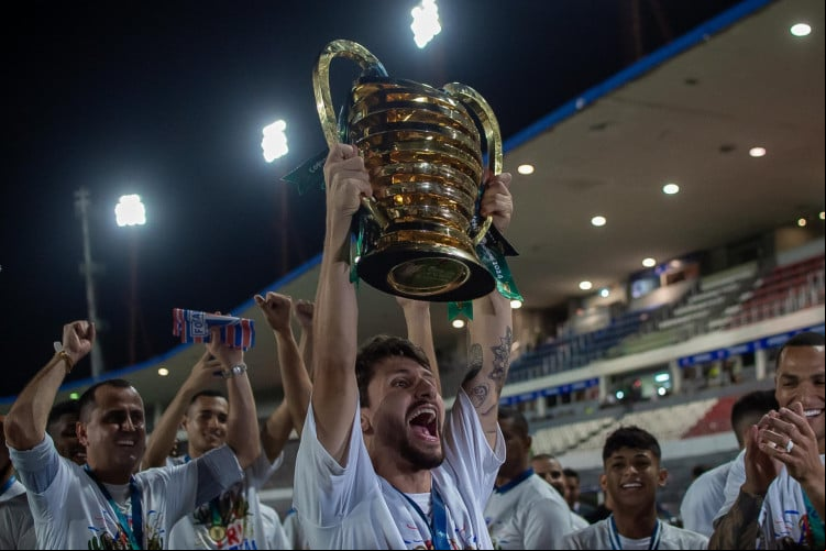 Pedro Augusto, volante do Fortaleza, erguendo a taça da Copa do Nordeste