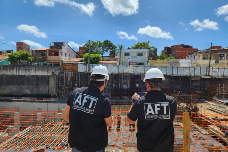 Auditores fiscais do trabalho embargam obra na estação Chico da Silva no Centro de Fortaleza