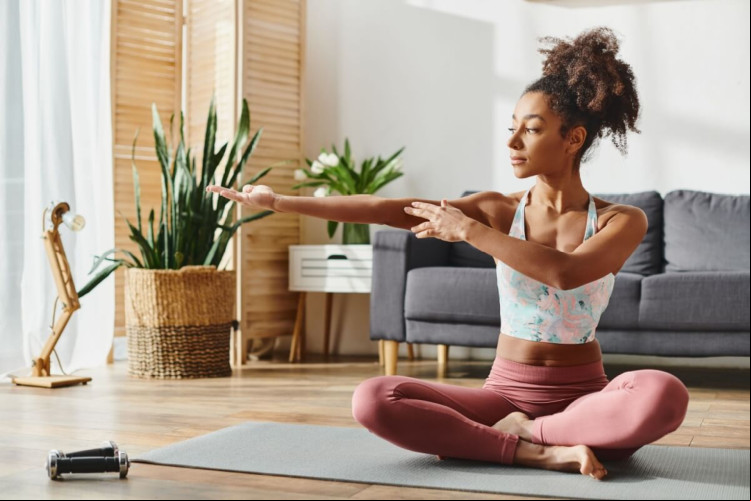 O yoga promove o equilíbrio entre o corpo, a mente e o espírito (Imagem: Pixel-Shot | Shutterstock)