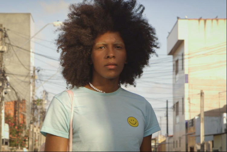 Em "Crayon", de Juno e Becca Lutz, a arte alcança a vida de forma muito bonita quando Mel, uma artista trans, a a ser perseguida pelo seu próprio desenho.