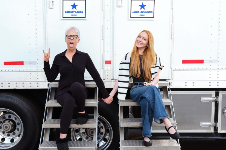 Lindsay Lohan e Jamie Lee Curtis aparecem em foto que indica início das filmagens de 