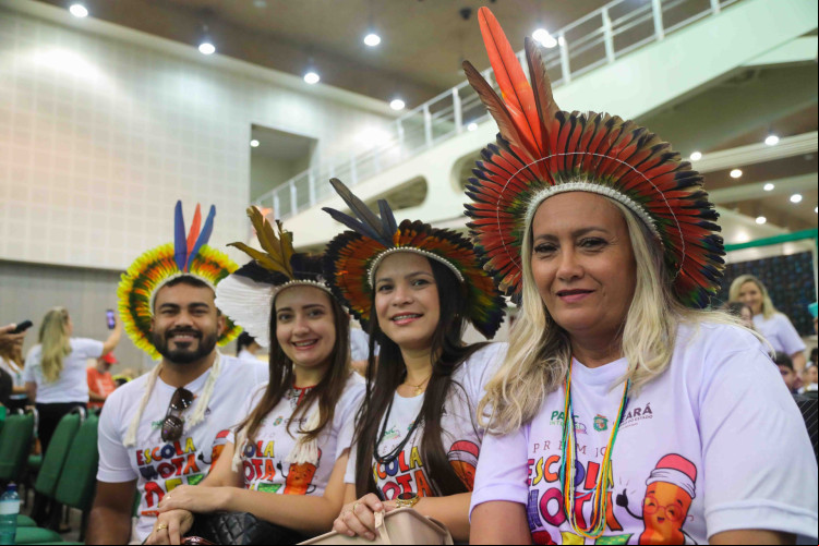 Equipe da escola indígena de Monsenhor Tabosa com a diretora Mosar Tabajara no evento Prêmio Escola Nota Dez Equipe da escola indígena de Monsenhor Tabosa com a diretora Mosar Tabajara no evento Prêmio Escola Nota Dez
