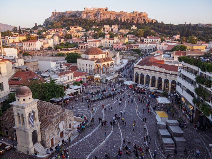 A colina da Acrópole situa-se ao norte do bairro de Plaka, um dos mais antigos e pitorescos de Atenas, localizado ao sul da área comercial de Monastiraki.