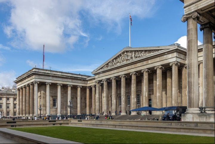 Um dos episódios mais conhecidos foi a remoção de várias esculturas do Partenon pelo Lord Elgin, que as levou para a Inglaterra, onde estão expostas no British Museum (foto). O tema ainda gera controvérsia até hoje.