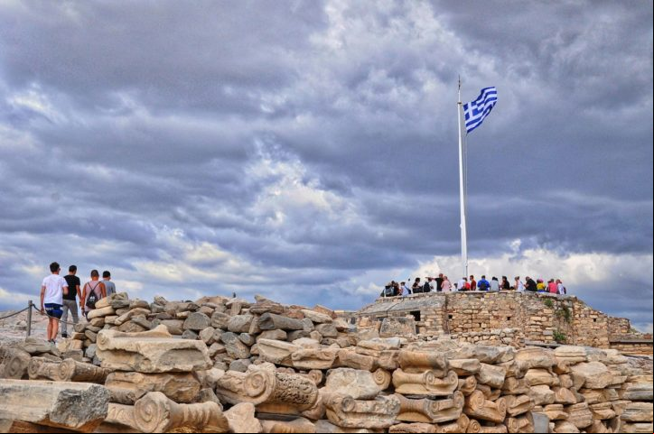 De acordo com o site Hellenic Heritage, que promove a chamada The Acropolis Experience, o serviço exclusivo pode incluir um guia privado, caso solicitado pelo cliente.