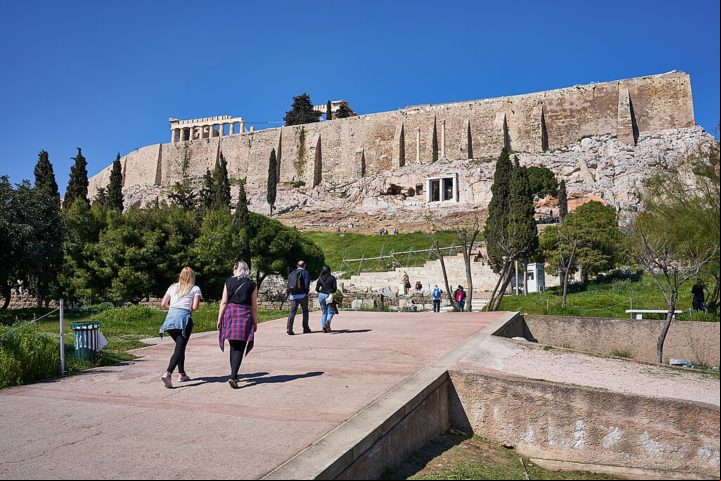 Para o presidente do sindicato dos guardas de sítios arqueológicos gregos, Georgia Kondyli, os eios particulares não deveriam estar sendo organizados sem a participação do órgão.