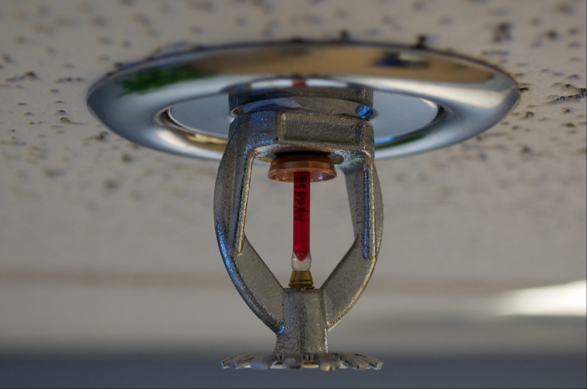 Sprinklers, chuveiros automáticos para combate de incêndios, serão necessários em todos os cômodos de apartamentos em superprédios, exceto no banheiro Sprinklers, chuveiros automáticos para combate de incêndios, serão necessários em todos os cômodos de apartamentos em superprédios, exceto no banheiro