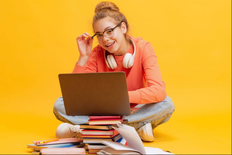 Hábitos simples ajudam a melhorar o desempenho nos estudos (Imagem: Anton Vierietin | Shutterstock)