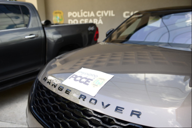Carros das marcas Land Rover e Hilux também foram confiscados pela Polícia. Casal ostentava vida de luxo