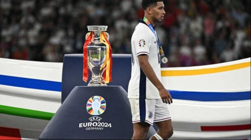 Camisa 10 fica revoltado ao perder decisão da Eurocopa e foi convencido a retornar para a cerimônia de premiação entre os jogadores  