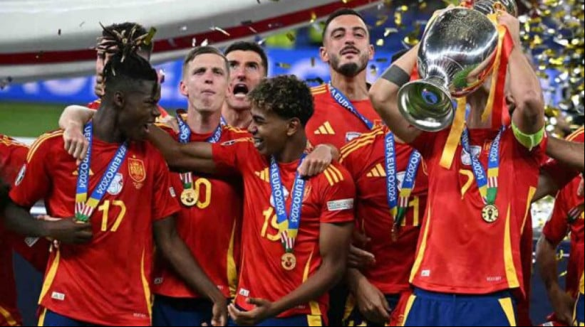 Spain's forward #07 Alvaro Morata kisses the trophy after winning the UEFA Euro 2024 final football match between Spain and England at the Olympiastadion in Berlin on July 14, 2024. (Photo by JAVIER SORIANO / AFP) (Photo by JAVIER SORIANO/AFP via Getty Images) 