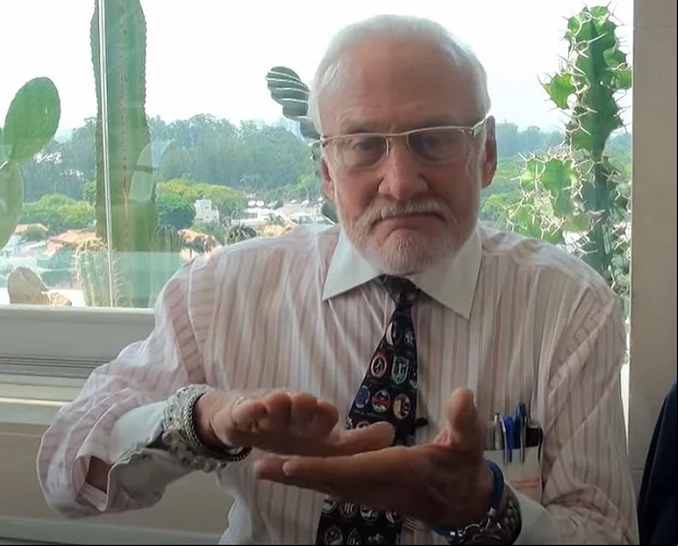 Buzz Aldrin - O astronauta que foi o segundo homem a pisar
na Lua interage com Homer, quando este é selecionado pela NASA para participar de um projeto de exploração espacial.