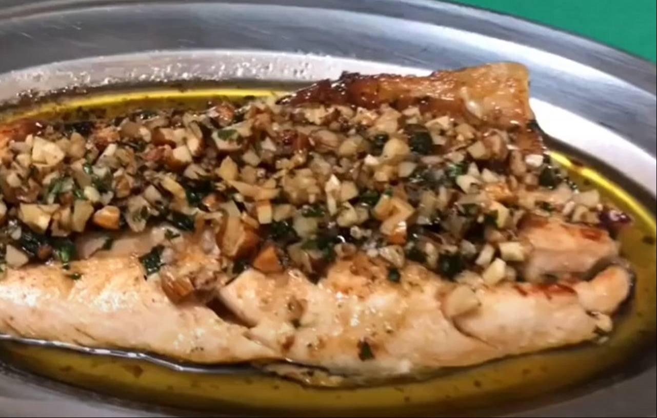 Dica número 9: Opte pelo peixe - Ao invés de você comer carne vermelha ou frango, escolha o peixe. É uma boa opção de proteína que tem menos calorias e que também pode ser muito saboroso.