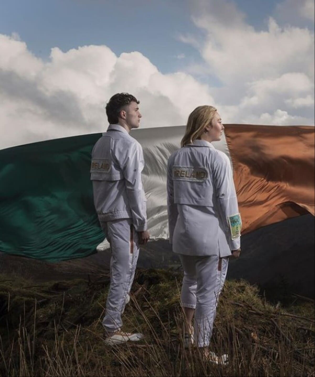 Irlanda - Laura Weber, designer irlandesa, desenvolveu vestimentas para comemorar os cem anos da participação do país nos Jogos Olímpicos. De acordo com os divulgadores, a ideia foi unir um estilo com “tradição e tendências contemporâneas”.