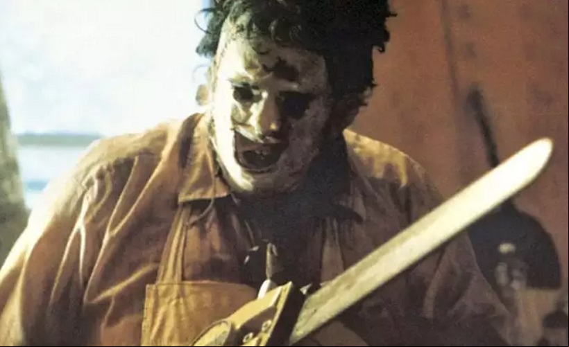 Nome do vilão: Leatherface - Vilão de O Massacre da Serra Elétrica, é membro de uma família de canibais que vive no Texas. Uma máscara feita de pele humana e uma serra elétrica são seus elementos mais icônicos. O primeiro filme da franquia foi lançado em 1974, quando foi interpretado por Gunnar Hansen. Desde então, outros nove filmes foram lançados.