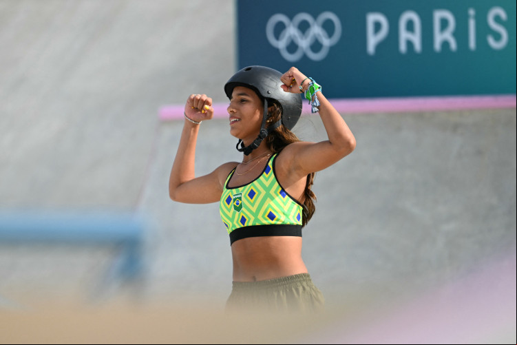 Rayssa comemora medalha de bronze em Paris