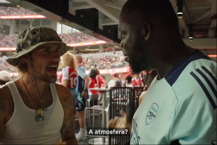 Justin Bieber conhece atletas do Arsenal nos Estados Unidos