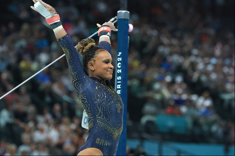 Rebeca Andrade se apresenta nas barras na final por equipe da ginástica artística na Olimpíada de Paris