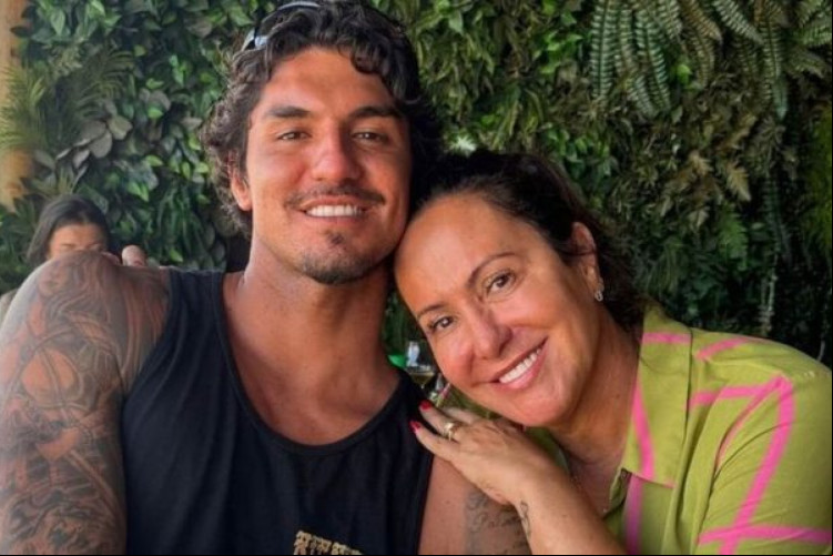 Tricampeão mundial teve desavenças com a mãe e padrasto, seu treinador no surfe, durante relacionamento com a modelo Yasmin Brunet