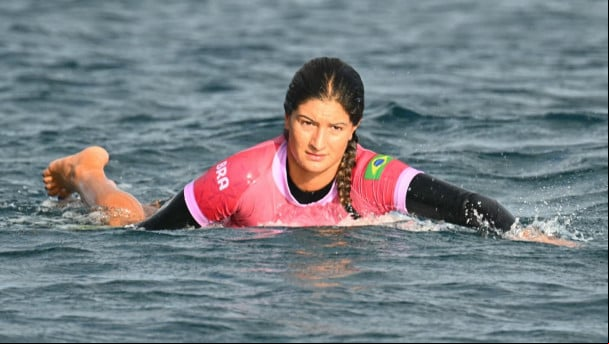 Luana Silva, do Brasil, nas quartas de final do surfe feminino da Olimpíada de Paris-2024, em Teahupo'o, no Taiti