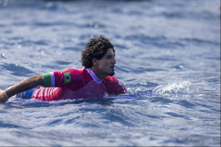 Gabriel Medina, do Time Brasil, rema durante as quartas de final do surf no sexto dia dos Jogos Olímpicos de Paris 2024, em 1º de agosto de 2024, em Teahupo'o, na Polinésia sa