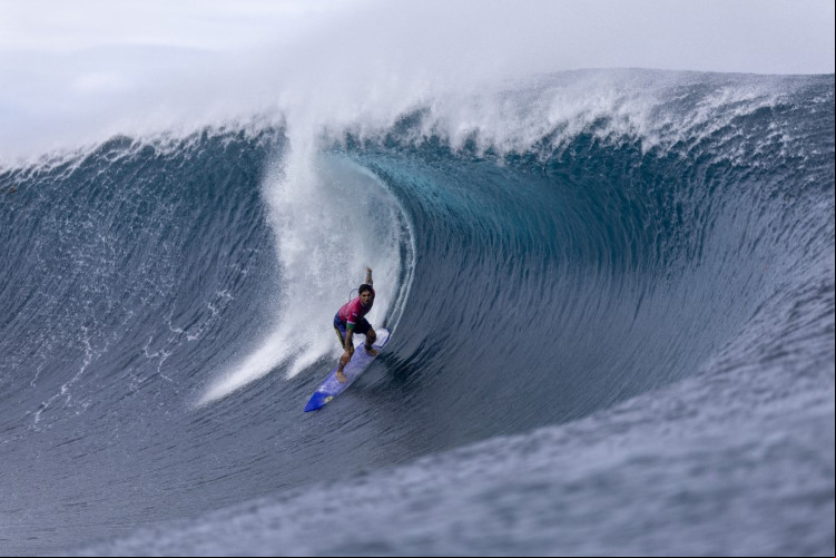 Gabriel Medina, do Time Brasil, pega onda durante a terceira rodada de surf do terceiro dia dos Jogos Olímpicos de Paris 2024, em 29 de julho de 2024, em Teahupo'o, Polinésia sa