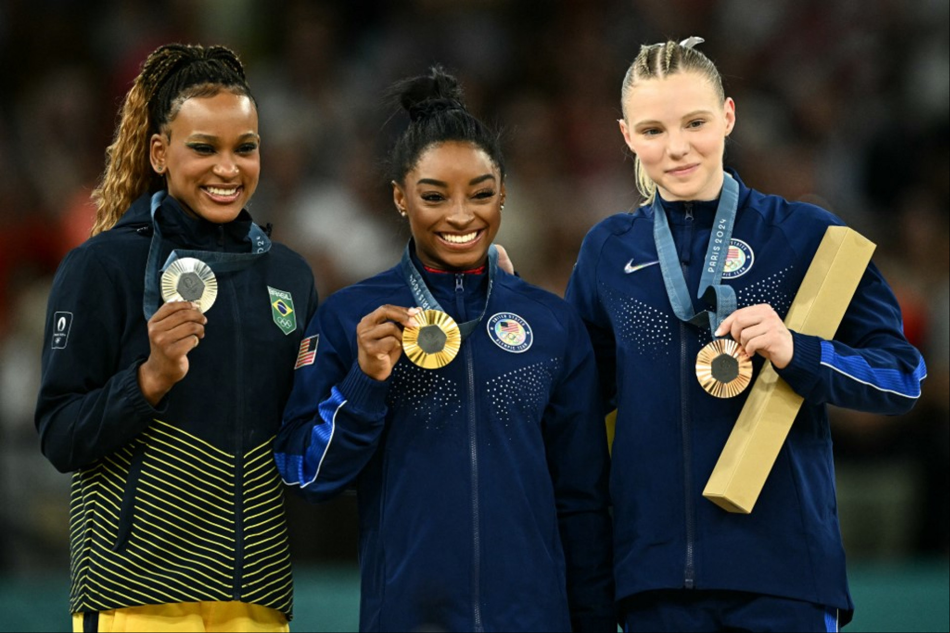 A brasileira Rebeca Andrade (prata), as norte-americana Simone Biles (ouro) Jade Carey (bronze) posam durante a cerimônia do pódio do salto feminino da ginástica artística durante os Jogos Olímpicos de Paris 2024, na Bercy Arena, em Paris, em 3 de agosto de 2024 A brasileira Rebeca Andrade (prata), as norte-americana Simone Biles (ouro) Jade Carey (bronze) posam durante a cerimônia do pódio do salto feminino da ginástica artística durante os Jogos Olímpicos de Paris 2024, na Bercy Arena, em Paris, em 3 de agosto de 2024