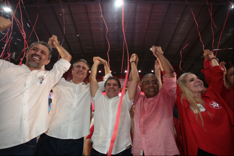 ELMANO, Camilo, Evandro e Luizianne ladeando Catanho, ontem à noite
