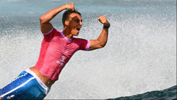 O francês Kauli Vaast reage após onda na final da medalha de ouro do surfe masculino, durante os Jogos Olímpicos de Paris 2024, em Teahupo'o, na ilha do Taiti, na Polinésia sa, em 5 de agosto de 2024.
Jérôme BROUILLET/AFP