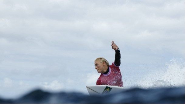 Tatiana Weston Webb superou costa-riquenha na semifinal do surfe feminino.