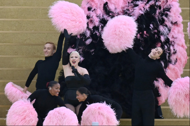 Cantora estadunidense Lady Gaga canta na área da ponte Sully antes da cerimônia de abertura dos Jogos Olímpicos 2024, em Paris, no dia 26 de julho