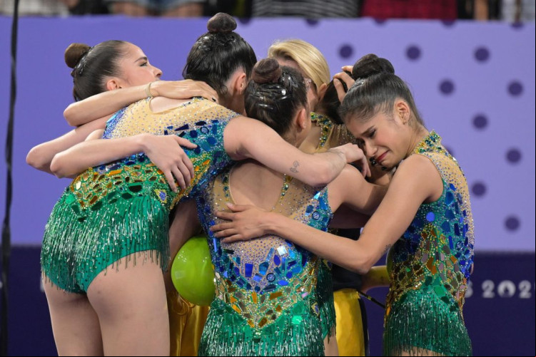 A ginasta brasileira Victória Borges se lesionou e foi carregada pelas colegas de equipe após apresentação da ginástica rítmica nos Jogos Olímpicos de Paris 2024