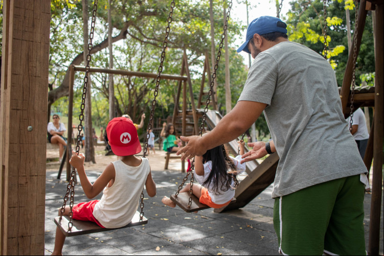 FORTALEZA, CEARÁ, BRASIL, 10-08-2024: Movimentação de famílias no Dia dos Pais no Parque do Cocó com algumas brincadeiras, piqueniques e alegria entre pais e filhos. (Foto: Samuel Setubal/ O Povo)