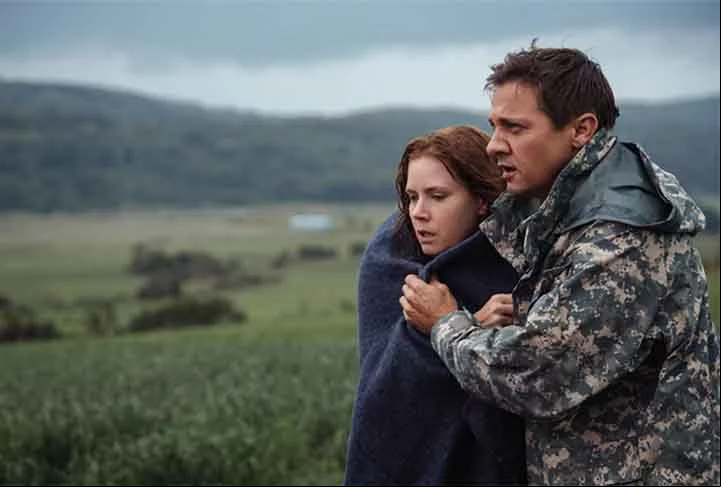 O longa-metragem foi inspirado na novela “História da Sua Vida”, de 2000. A atriz Amy Adams vive a linguista Louise Banks, que tenta se comunicar com os extraterrestres.