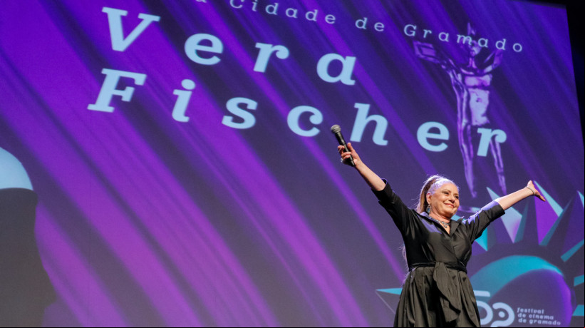 Atriz Vera Fischer recebe o troféu