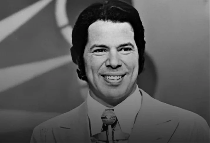 Carismático, ou para a TV Globo e fez sucesso. Domingo era dia de Silvio Santos, com música, jogos, competições e prêmios. Em 1975, recebeu a concessão para ter sua própria emissora: TVS. Seis anos depois, adquiriu mais quatro canais que, juntos, formaram o Sistema Brasileiro de Televisão (SBT).