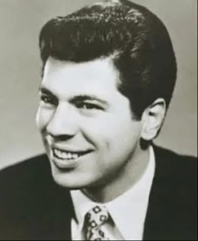 Aos 20 anos, Senor se formou em técnico em Contabilidade. Mas continuou como locutor de rádio e vendia revistas com atempos e charadas. Em 1958, adquiriu de seu amigo e radialista Manuel de Nóbrega o Baú da Felicidade, empresa que entregava brinquedos a quem pagasse carnê ao longo do ano.