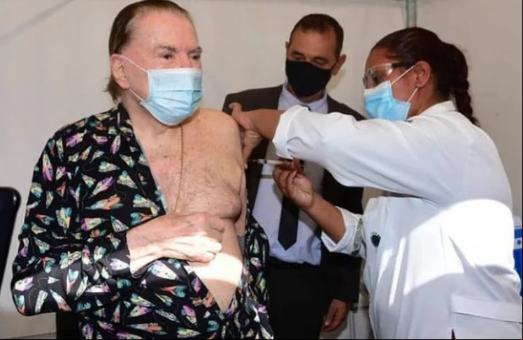 No fim de julho de 2021, Silvio chegou a retornar brevemente ao trabalho, após tomar as duas doses da vacina. Mas em agosto Silvio teve Covid-19 e se afastou. Mesmo aos 90 anos, na época, ele recuperou-se bem da doença, no Hospital Albert Einstein, graças aos efeitos da vacina.
