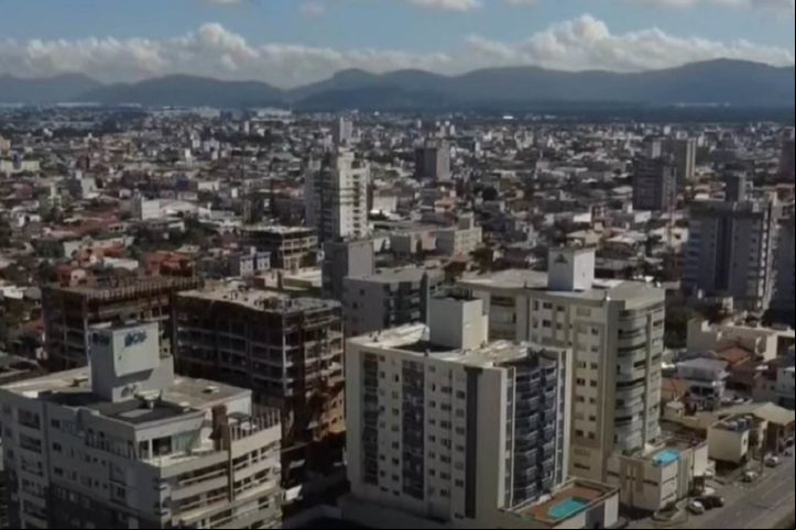 Ele descreveu que o objeto se movia dez vezes mais rápido que um avião comercial. Esse caso foi em Navegantes, uma cidade litorânea de Santa Catarina.
