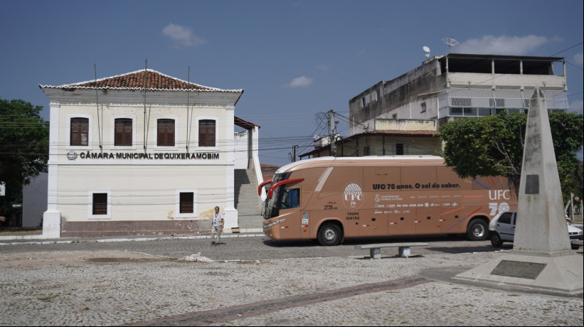 Ônibus da Caravana chega a Quixeramobim