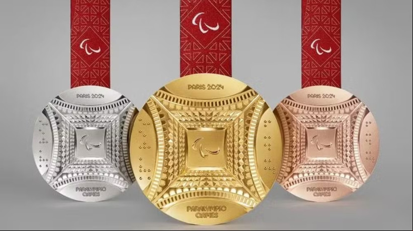 As medalhas paralímpicas de Paris 2024 apresentam uma peça original de ferro da Torre Eiffel